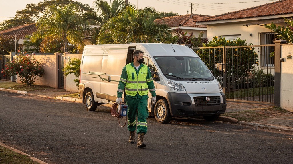 Técnico da Desentupidora GeralTec chegando para atendimento de desentupimento no bairro Jardim América, Ribeirão Preto
