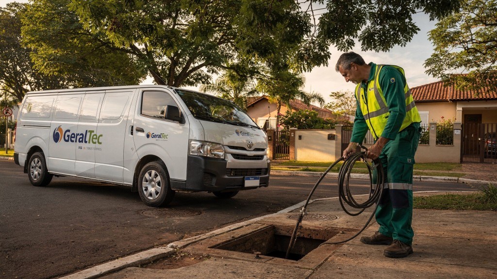 Técnico da Desentupidora GeralTec chegando para atendimento de desentupimento no bairro Jardim Botânico, Ribeirão Preto