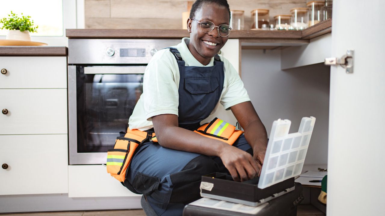 Técnico da GeralTec pronto para atendimento de desentupimento de esgoto em Ribeirão Preto